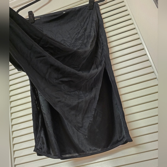 Guess Collection - Black Classic Skirt  With Lining & Two Small Side Slits - Picture 4 of 6